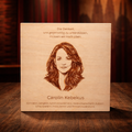 Holzschild Carolin Kebekus – Lasergravur mit Portrait und Zitat, Komikerin Geschenk