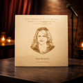 Holzschild Ilka Bessin – Lasergravur mit Portrait und Zitat, Stand-up Komikerin Geschenk