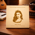 Holzschild Katy Perry – Lasergravur mit Portrait und Zitat, Pop-Ikone Geschenk