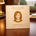 Holzschild Michelle Obama – Lasergravur mit Portrait und Zitat, First Lady Geschenk