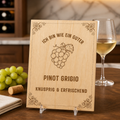 Pinot Grigio Holzschild – „Ich bin wie ein guter Pinot Grigio“ | Lasergravur Weißwein Geschenk
