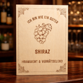 Holzschild Shiraz – Lasergravur Weinliebhaber Geschenk | Prominent & Verrätselend